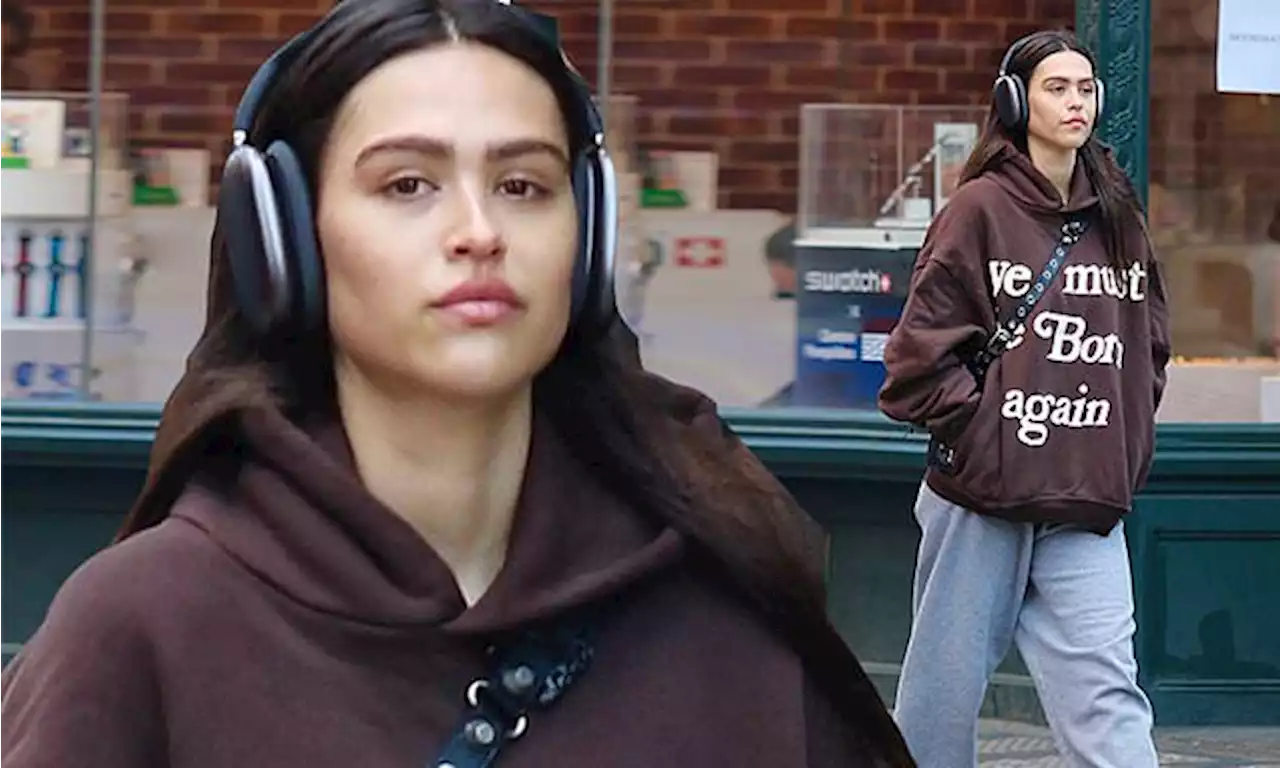 Amelia Hamlin enjoys a walk through Manhattan in sweats