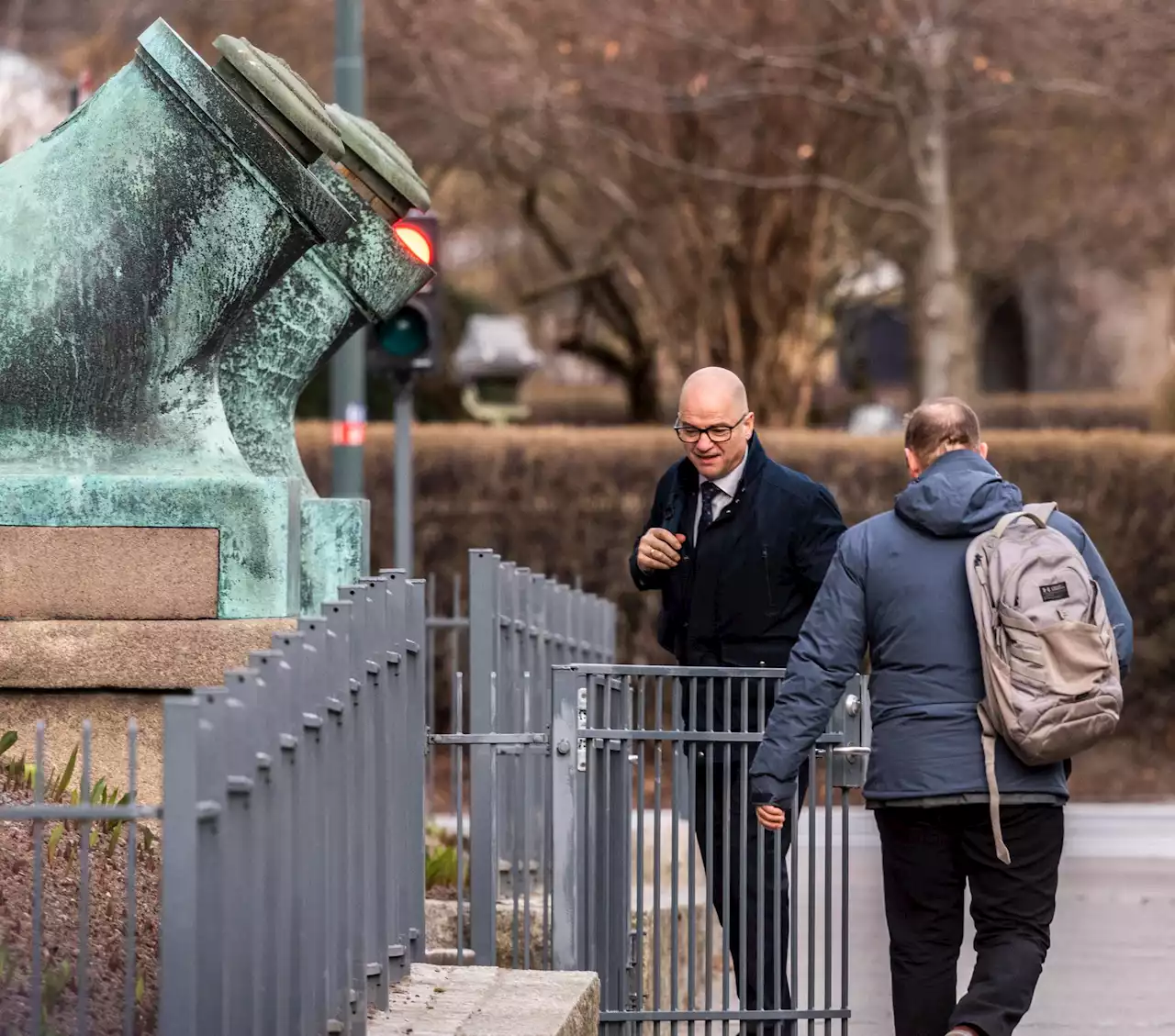 Odd Roger Enoksen går av som forsvarsminister