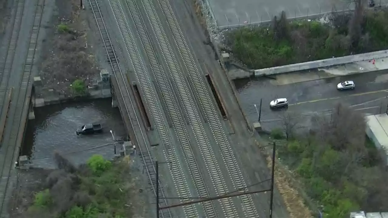 Flooded roadway in Kensington has drivers taking chances