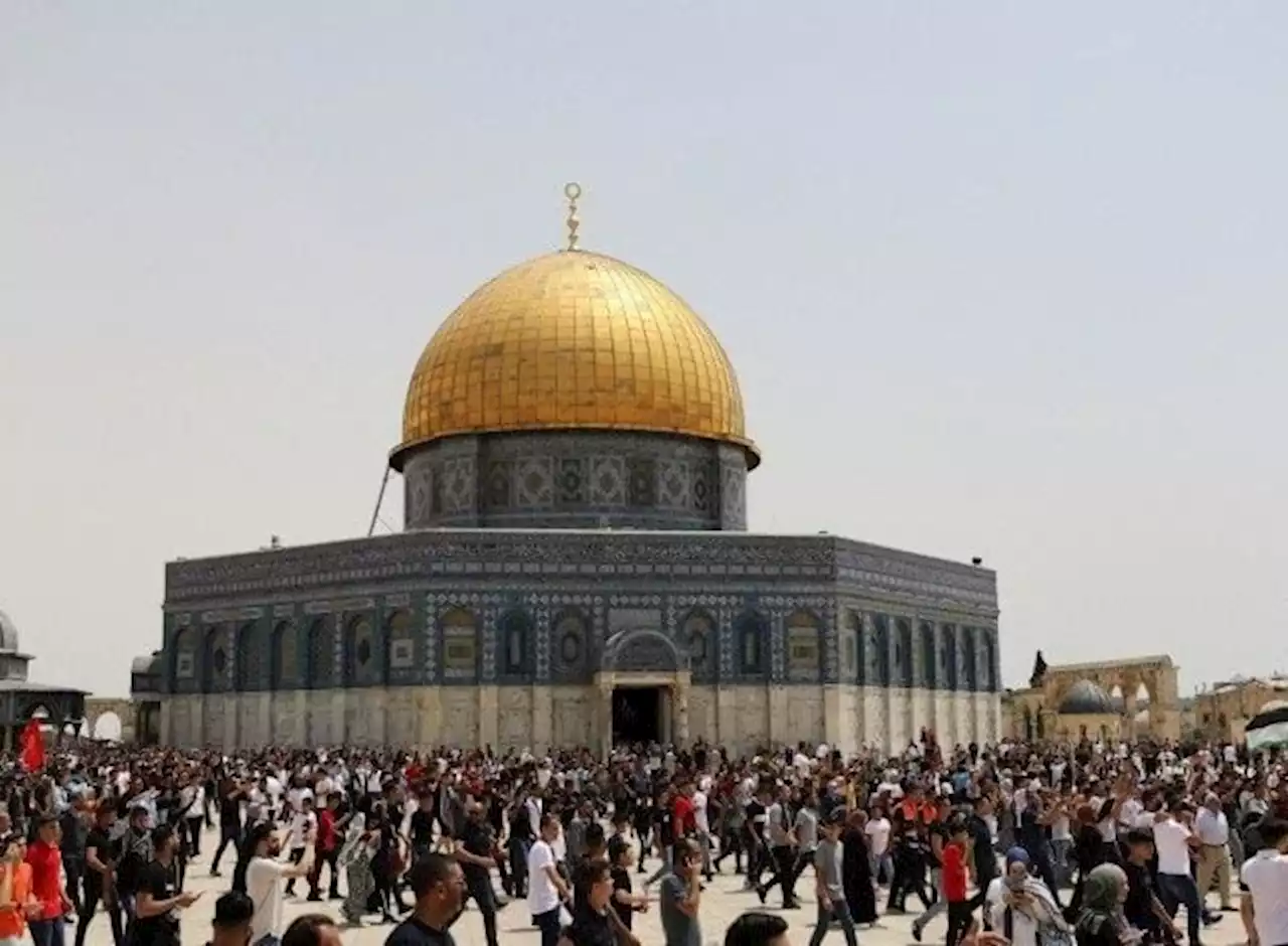 Puluhan Ribu Umat Muslim Salat Jumat Pertama Ramadan di Masjid Al Aqsa