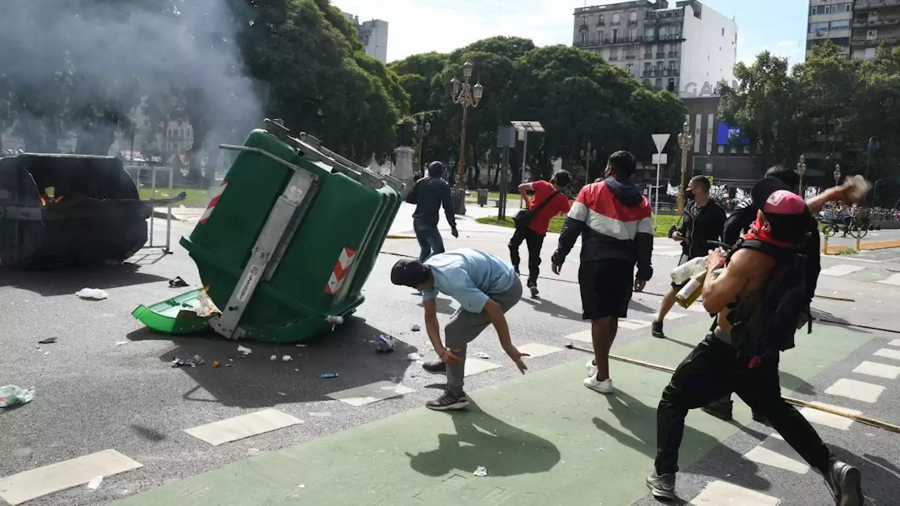 Procesaron a seis acusados de tirar piedras contra el Congreso durante las protestas contra el FMI