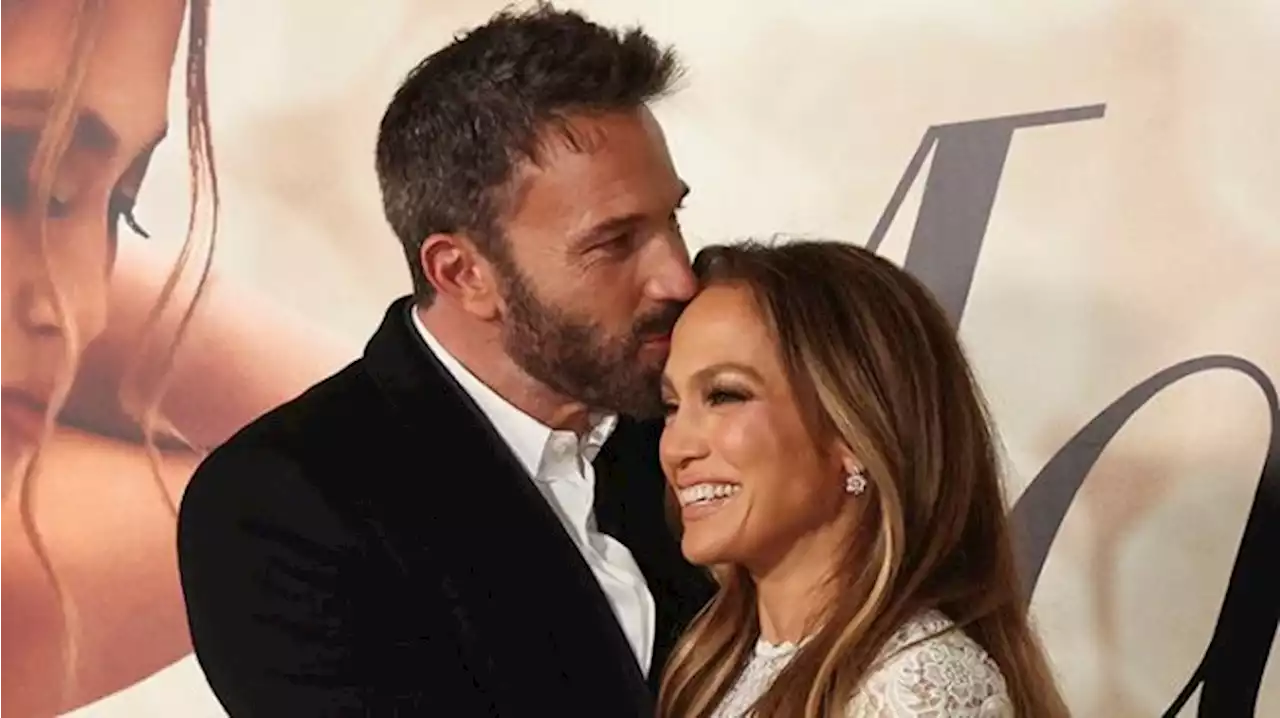 Bertunangan dengan Ben Affleck, Jennifer Lopez Pamer Cincin Berlian Warna Hijau