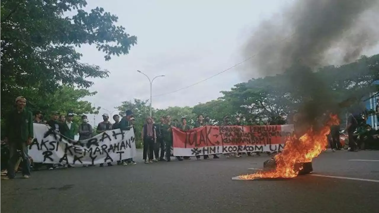 Penolakan Jokowi 3 Periode Sebabkan Mahasiswa di Makassar Tutup Jalan dan Timbulkan Kemacetan - Tribun-timur.com