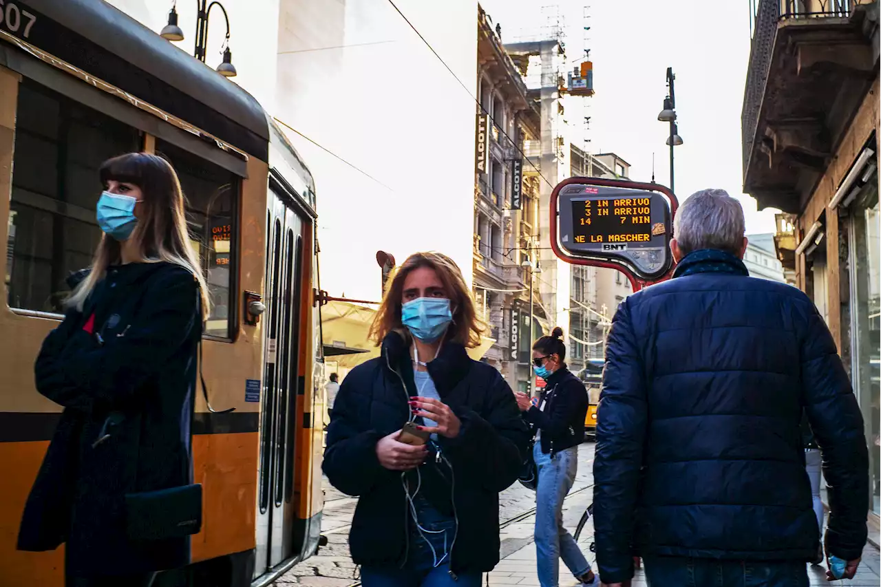 Mascherine al chiuso e Green pass, cosa cambia da oggi 1 maggio: nuove regole