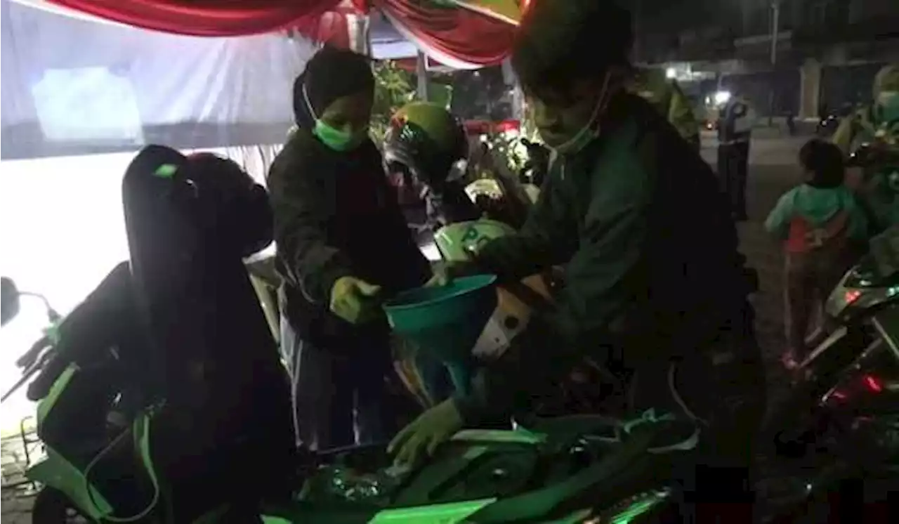 Polrestro Tangerang Kota Bagikan Bensin Gratis untuk Pemudik Motor