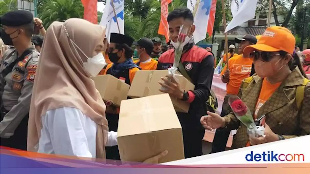 Saat Polisi Bagi-bagi Sembako Kepada Peserta Aksi May Day