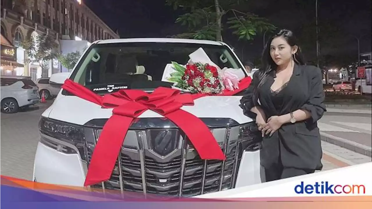 Top! Pamela Safitri Dapat THR Alphard dari Pacar