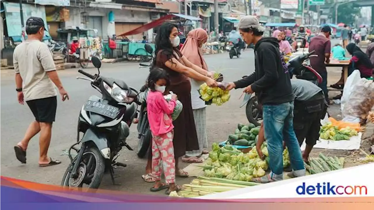 Tumpah Ruah Pedagang Kulit Ketupat Jelang Lebaran