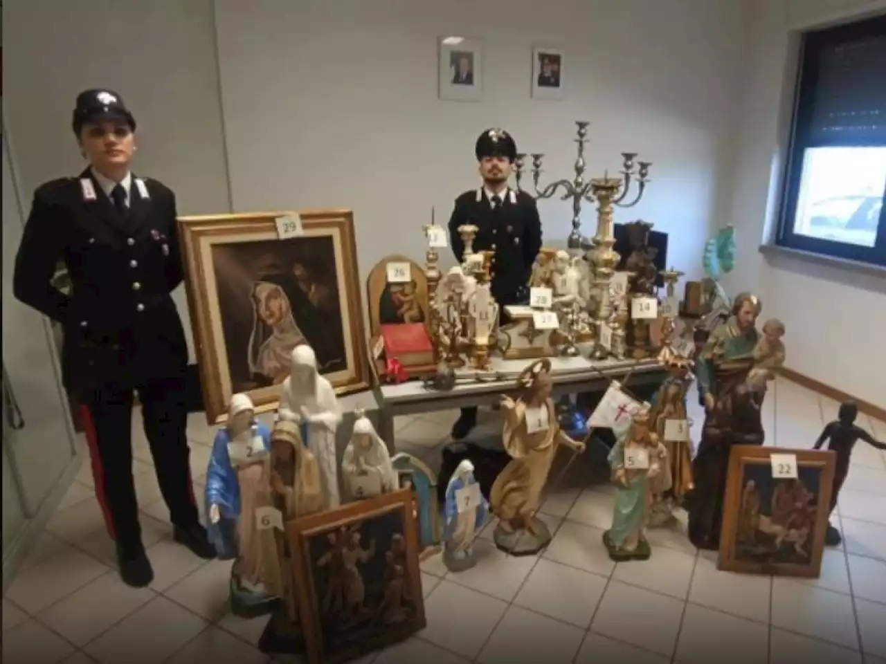 Statue, dipinti, tappeti: le razzie del ricettatore rumeno nelle chiese toscane