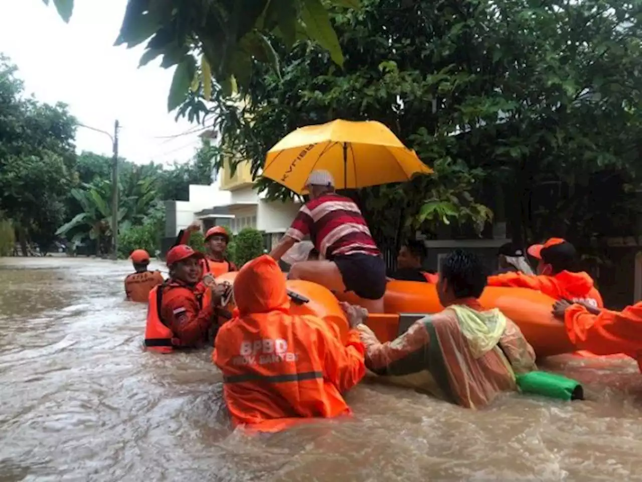 Diguyur Hujan Deras, 774 Rumah di Tangsel Kebanjiran Sampai 1 Meter