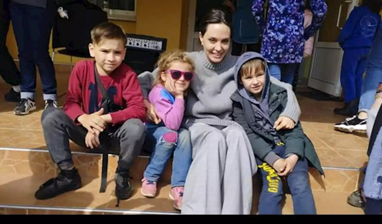 Angelina Jolie Bikin Kejutan, Muncul di Lviv, Temui Pengungsi Anak-Anak Ukraina