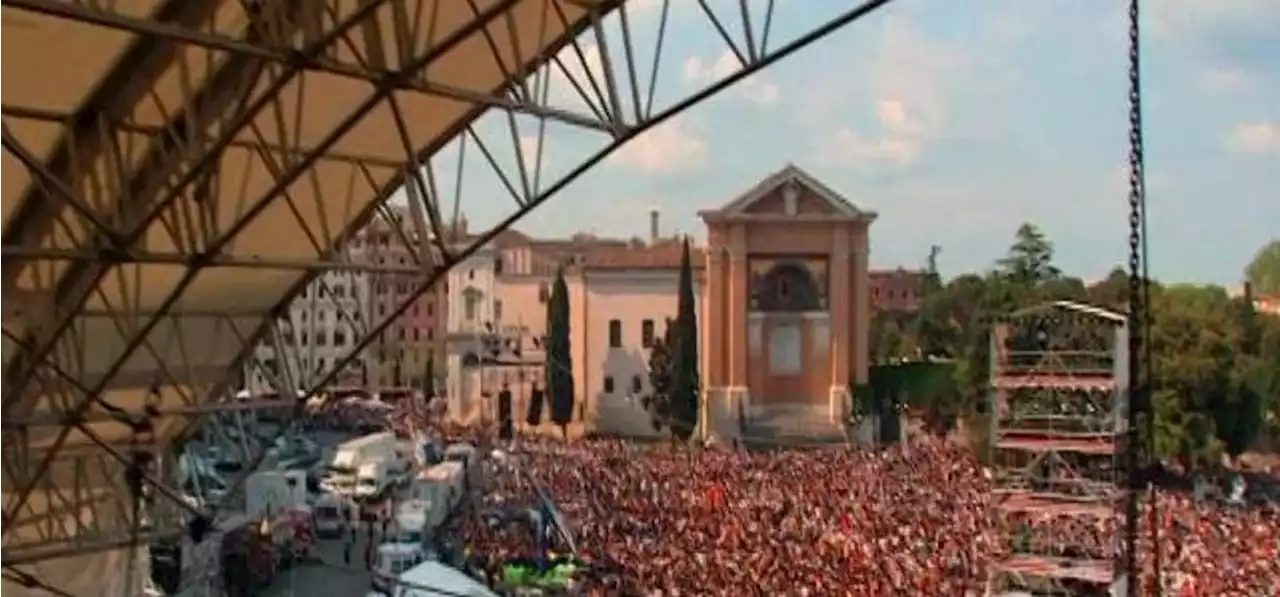 Un, due, tre “pace”, il concertone di piazza San Giovanni si anima con John Lennon. Polemico Fedez: “Il mio invito si è perso”