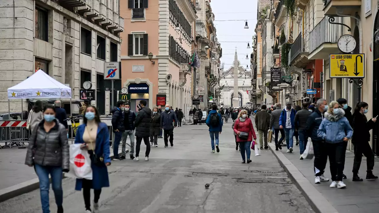 Stop alle mascherine all'aperto e al Green pass: cosa cambia da oggi 1° maggio