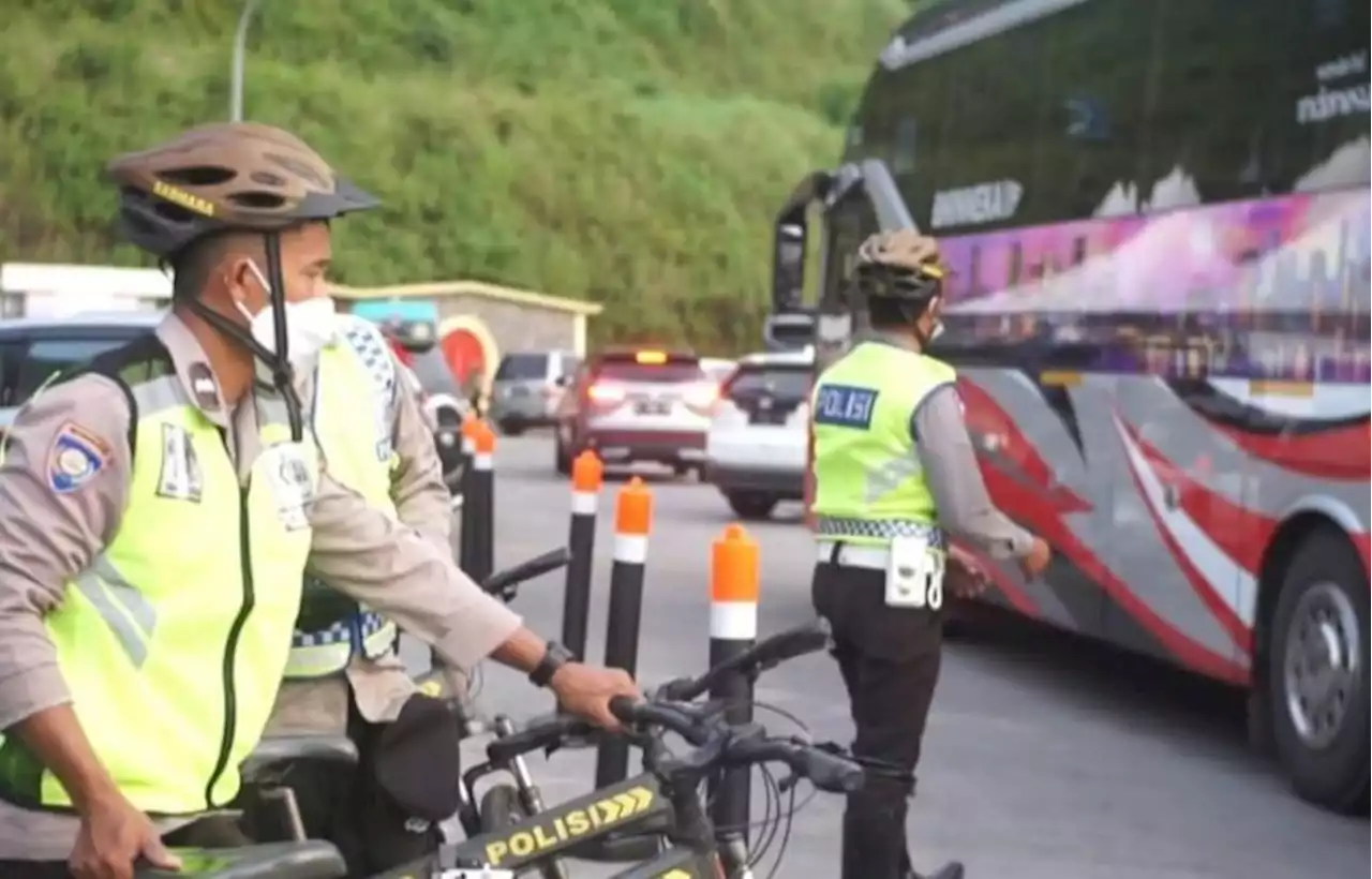 Polres Semarang Turunkan Tim Patroli Sepeda di Rest Area Tol |Republika Online