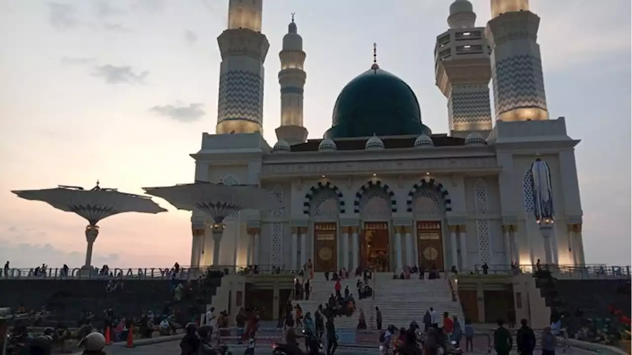 Asyik! Menara Masjid Agung Madaniyah Karanganyar Dibuka H+2 Lebaran