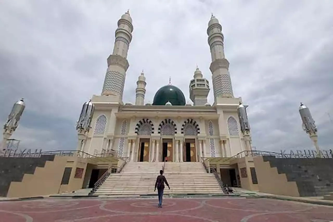 Bupati Karanganyar Salat Id & Jadi Khatib di Masjid Agung Madaniyah