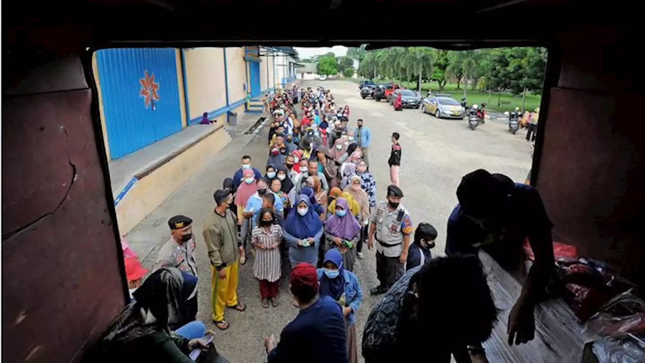 Bulog Gelar Pasar Murah Daging Beku, Antrean Warga Jambi Mengular