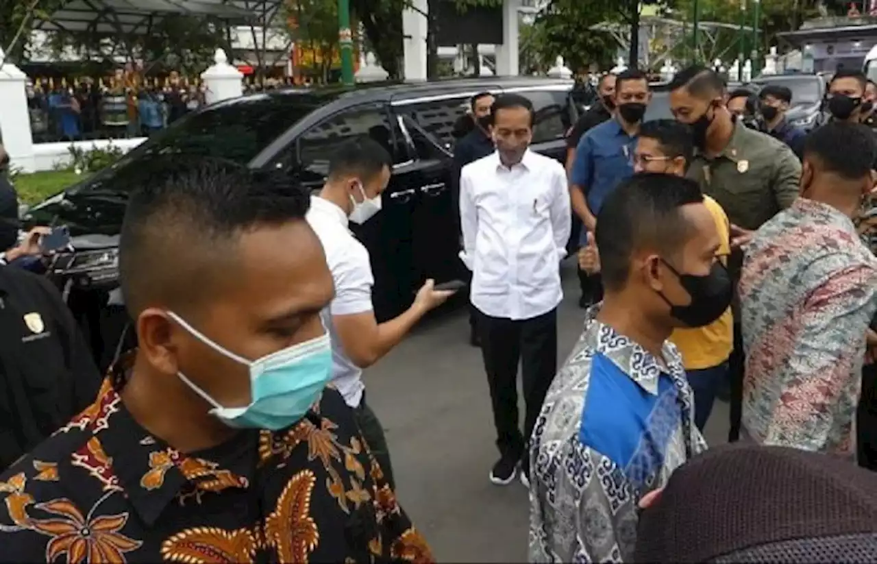 Hari Kedua di Yogyakarta, Jokowi Bagi Sembako di Malioboro Hingga Pasar