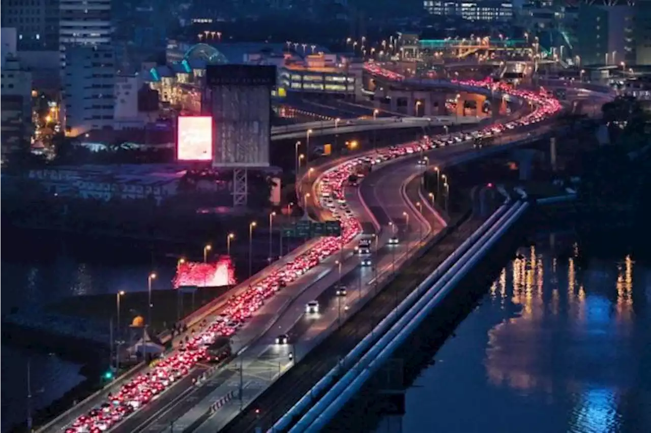 Nearly 280,000 travellers from S'pore cross land border to Malaysia on Friday and Saturday