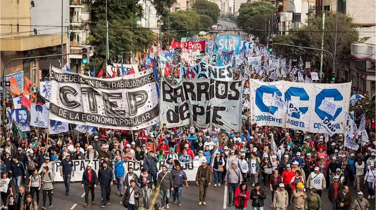 Movimientos sociales ya se concentran en la avenida 9 de Julio por el Día del Trabajador