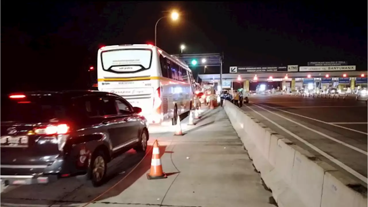 Imbas Perpanjangan One Way, Exit Tol Banyumanik Semarang Macet pada Sabtu Malam