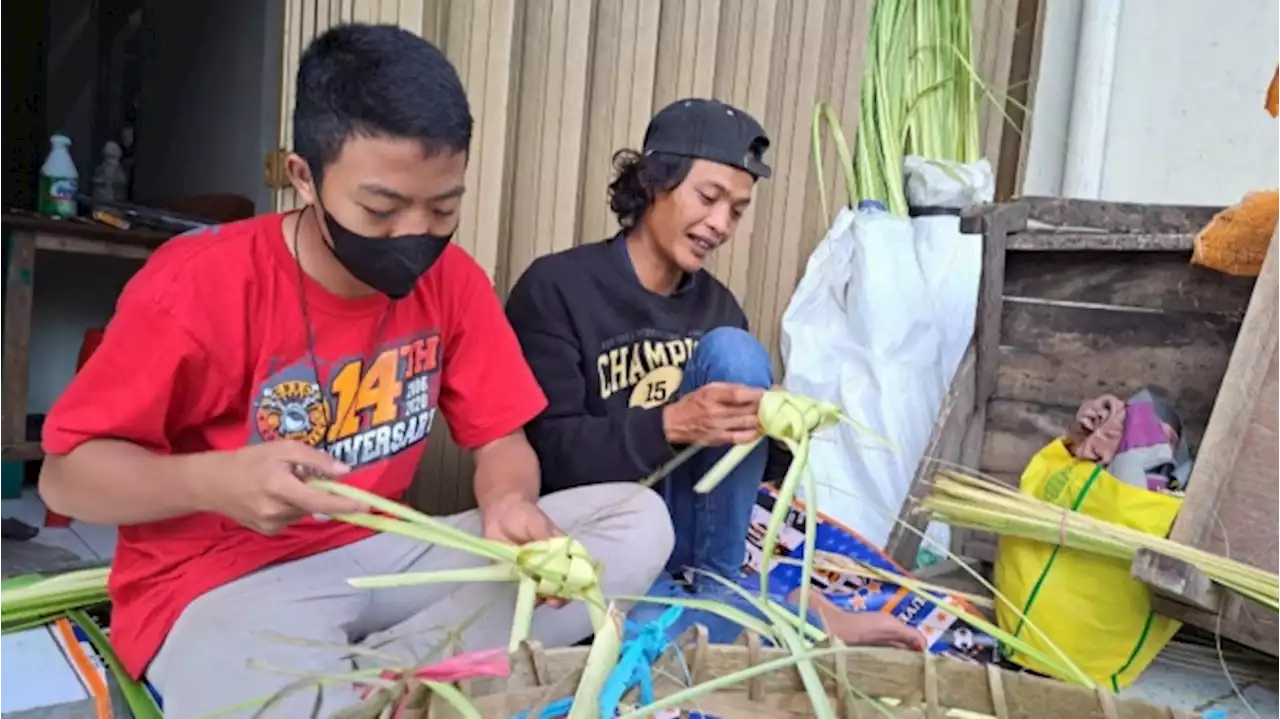 Tidur 2 Hari di Pasar, Pedagang Ketupat di Pasar Bandarjo Semarang Mengaku Penjualan Sepi