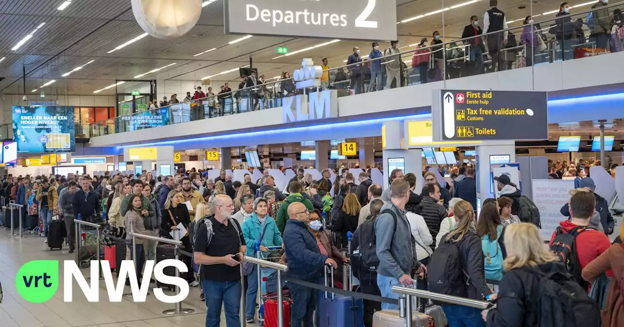 Ook vandaag weer lange rijen op Schiphol