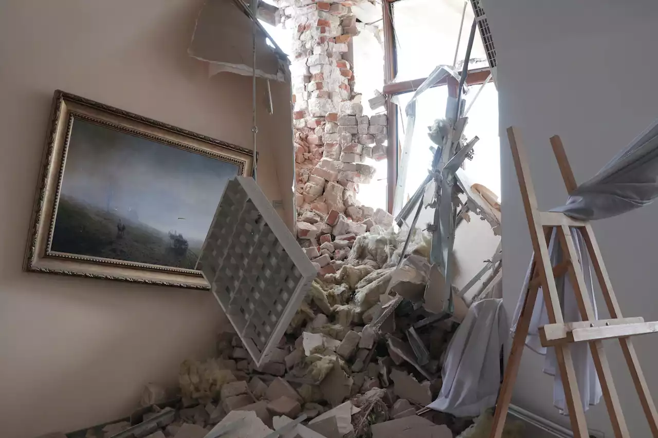 Russian troops looted art museums in Mariupol, city council says