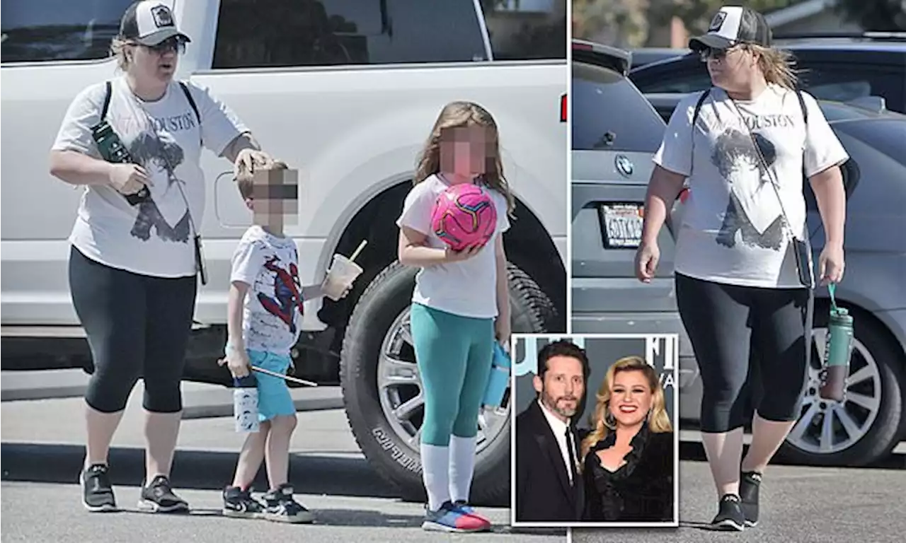 Kelly Clarkson celebrates Mother Day's Weekend with her two kids