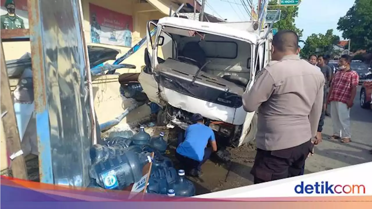 Hindari Pemotor, Truk Muat Galon Tabrak Pagar Polsek Sampang Hingga Ambruk