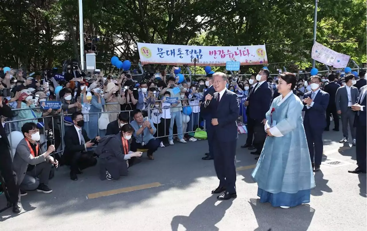 문 전 대통령의 ‘전입 신고’…“집에 오니 무사히 끝냈구나 안도감”