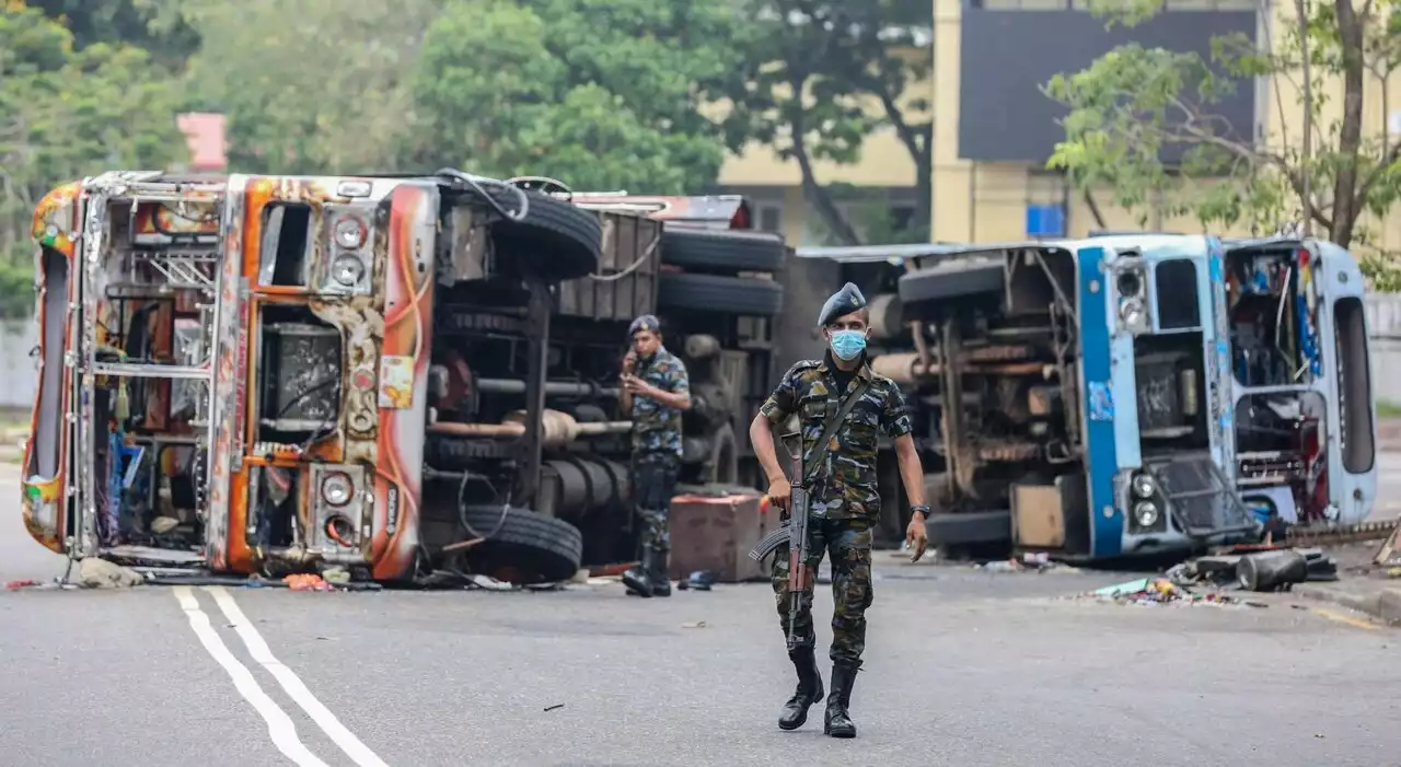 Sri Lanka nel caos, 7 morti e 220 feriti durante le proteste: premier e governo lasciano il Paese in bancarotta