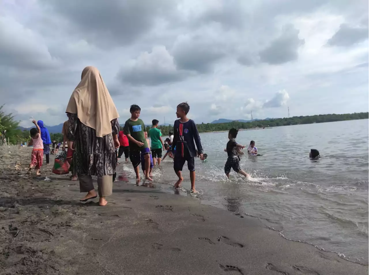 Lebaran Topat, Pantai Impos KLU Dipadati Warga