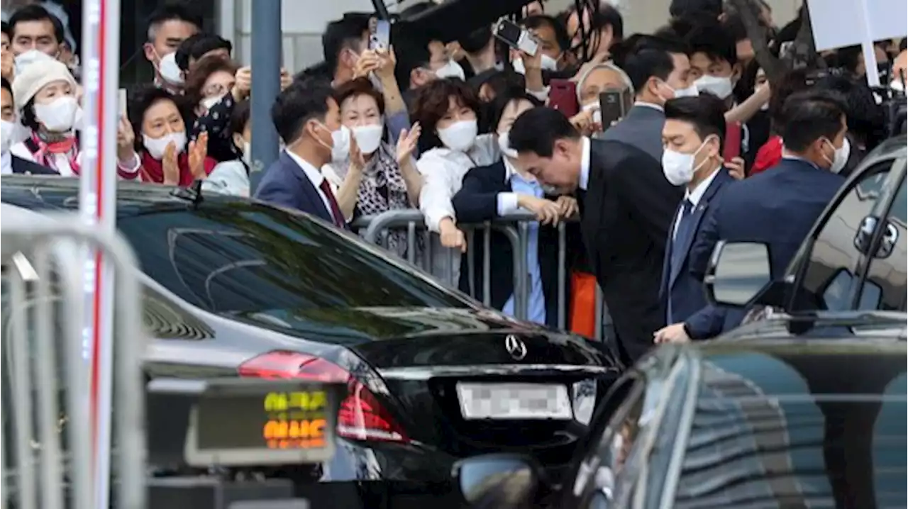 윤 대통령 첫 출근길…수백여 명 인파에 인근 경찰 다 왔다