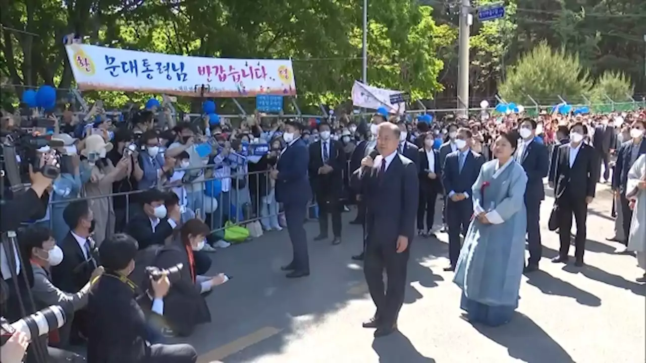 '농사짓고 막걸리잔도 나누고'…문 전 대통령 '자유인'으로