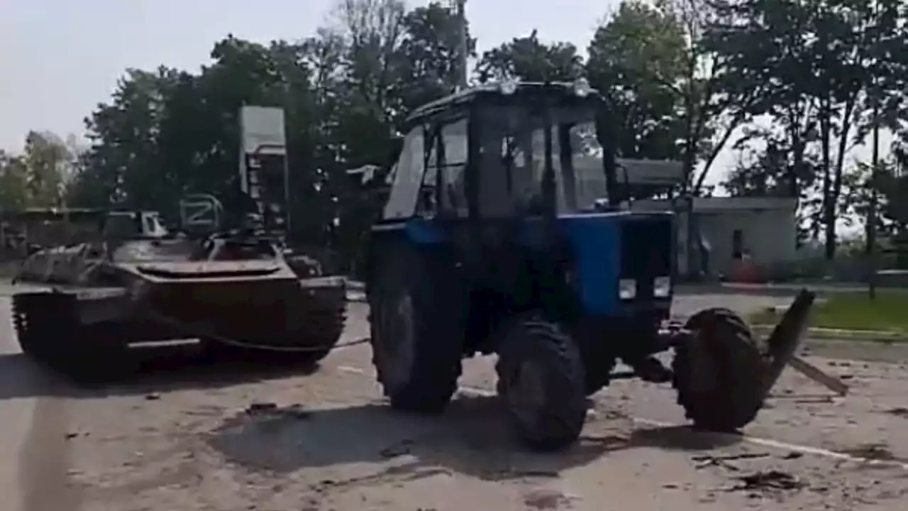 Ucraina, agricoltore col trattore porta a spasso il cimelio: il carro armato russo MT-LB - Video