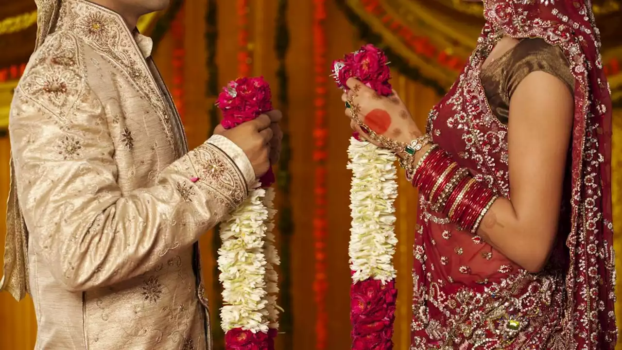 Sisters marry the wrong men during wedding power cut in India