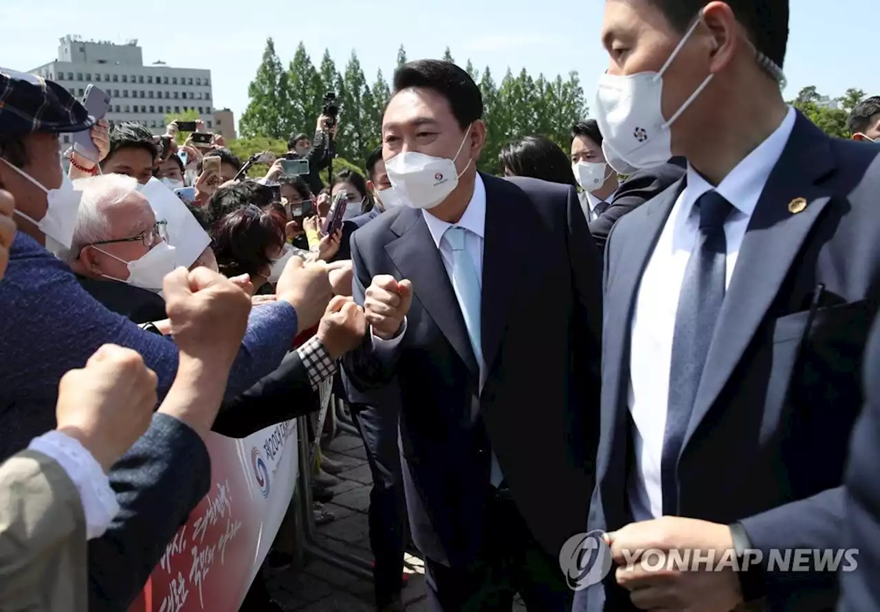 [尹정부 출범] 尹대통령, 180ｍ 연단까지 걸어가며 주먹인사…文·朴과 악수 | 연합뉴스