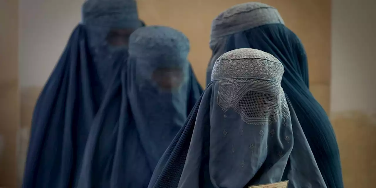 I talebani hanno deciso che le donne dovranno tornare a indossare il burqa