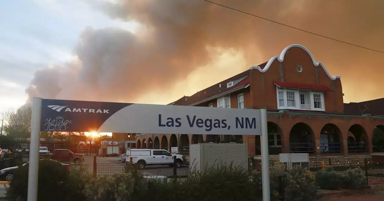 New Mexico wildfire advances in Rocky Mountains foothills