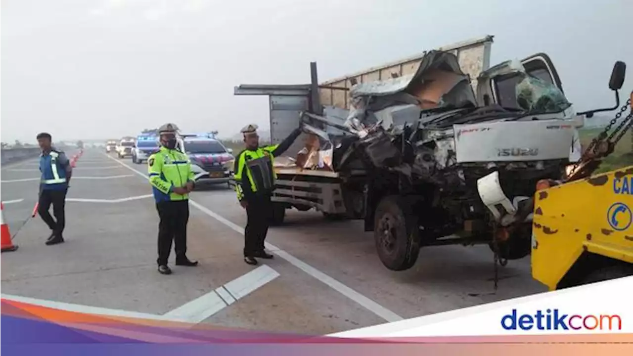 Truk Boks Tabrak Tiang JPO Tol Ngawi Gegara Sopir Ngantuk, 2 Orang Tewas