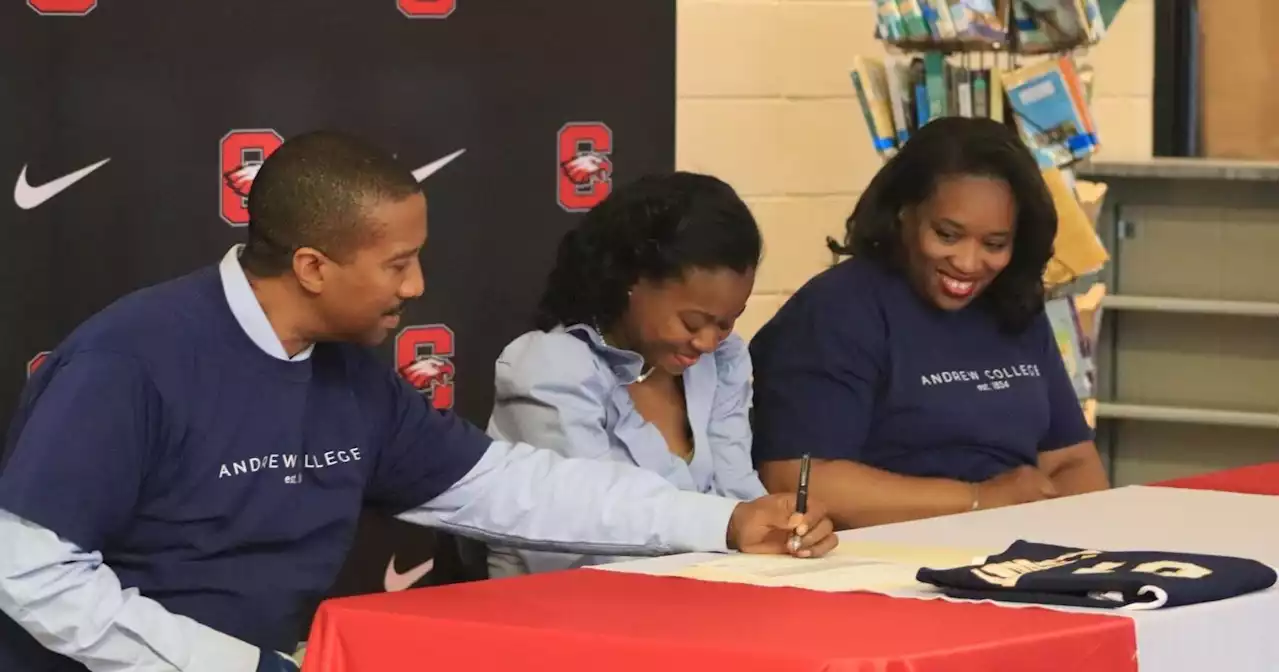 Carroll volleyball player Hannah Lewis signs with Andrew College