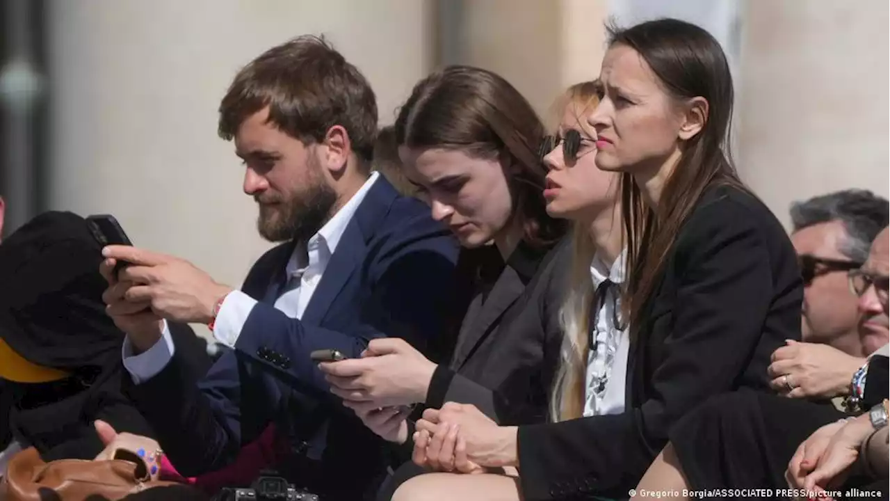 Папа римский встретился в Ватикане с женами бойцов полка 'Азов' | DW | 11.05.2022