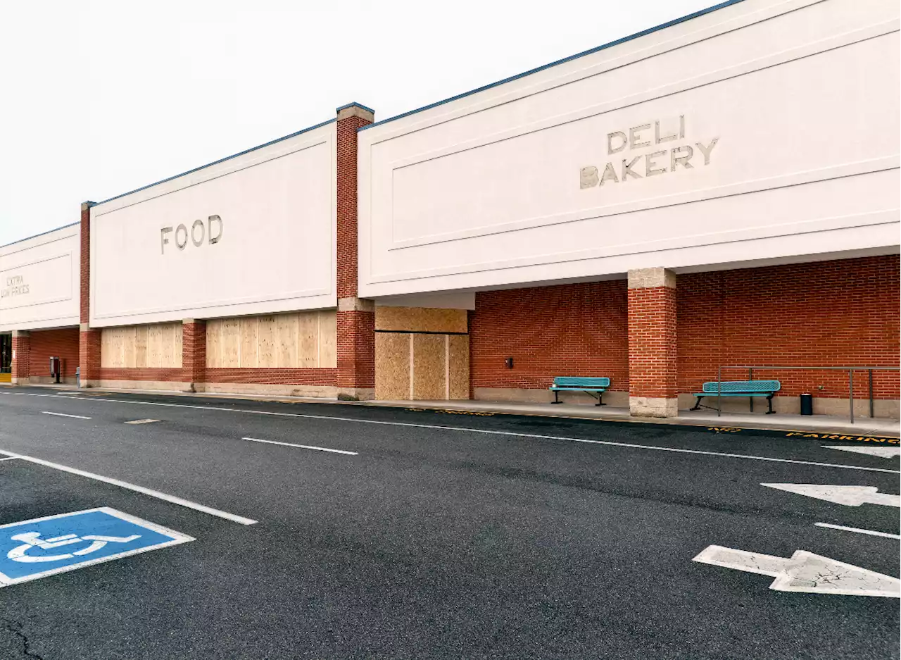 Walmart, Whole Foods, and Other Grocery Stores Are Closing Locations Soon — Eat This Not That