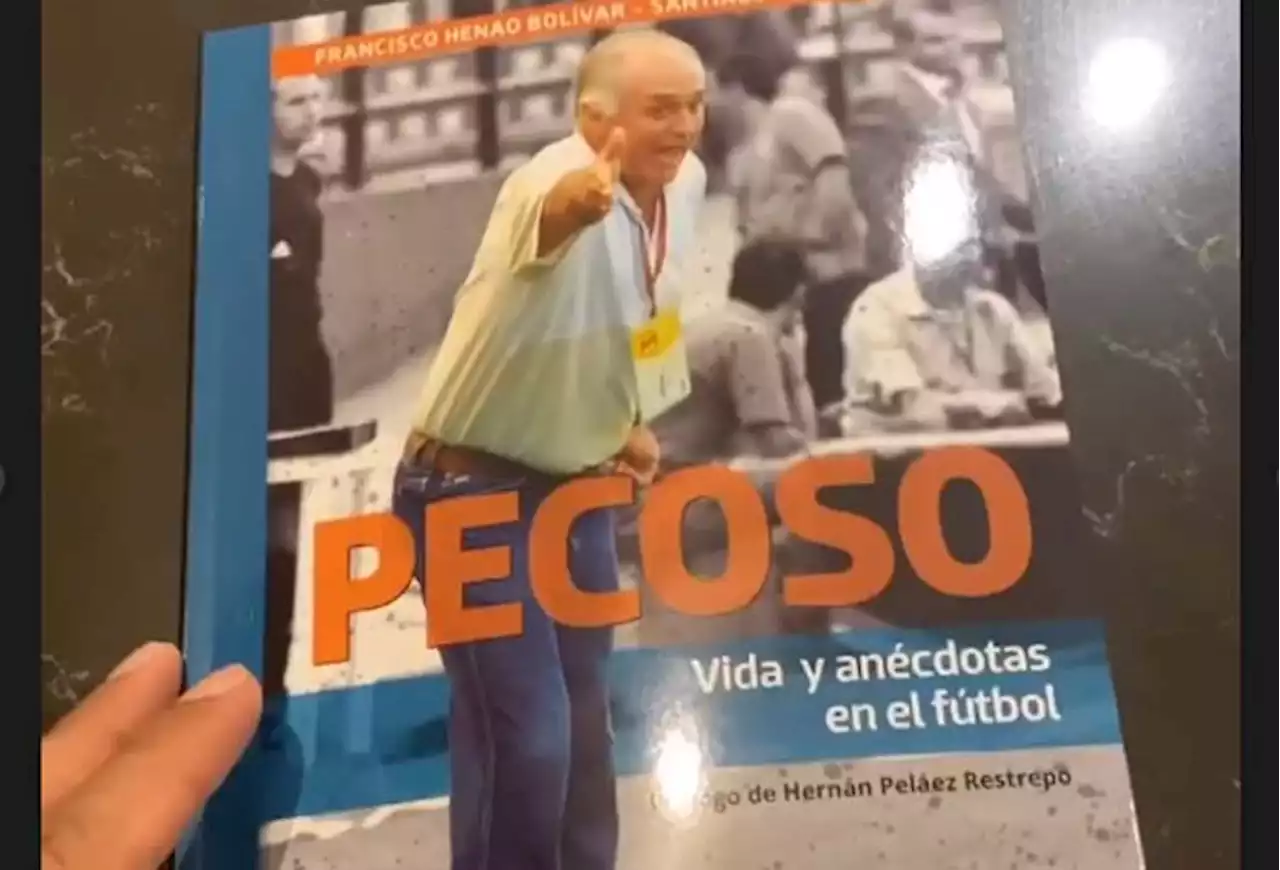 Teo Gutiérrez y el libro autografiado por el Pecoso Castro