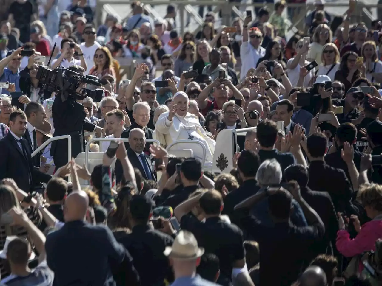 Le mogli dei combattenti Azov vedono il Pontefice: 'Il Papa ci aiuti'