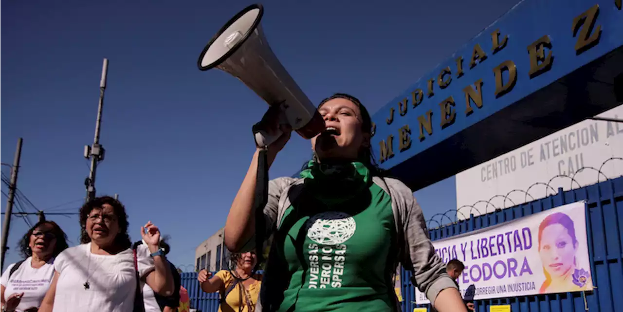 A El Salvador una donna è stata condannata a 30 anni di carcere per un aborto spontaneo - Il Post