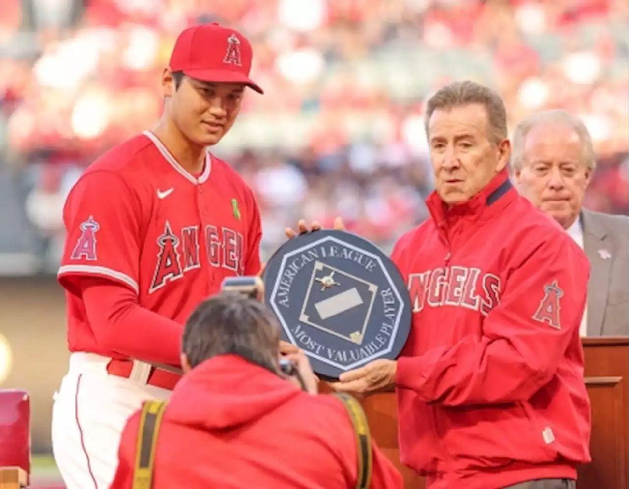 エンゼルス大谷 試合前に昨季MVP受賞セレモニー 手を振って声援に応える - トピックス｜Infoseekニュース