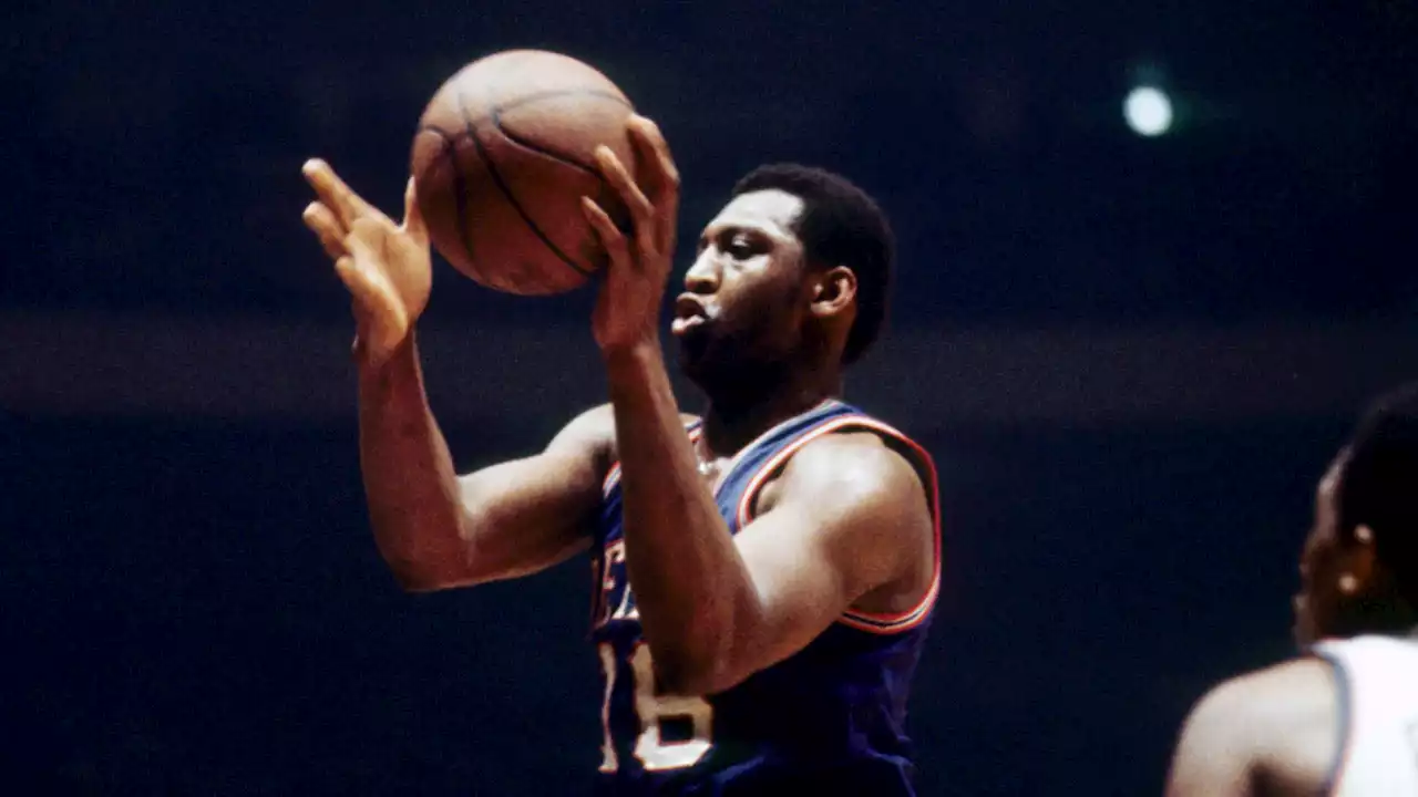 Bob Lanier, NBA Force Who Left Big Shoes to Fill, Dies at 73