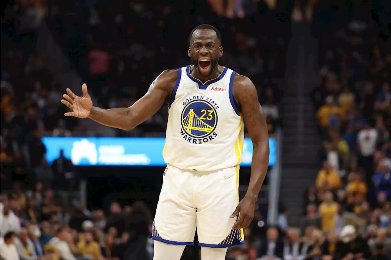 Courtside fan tries to help Dubs' Draymond Green avoid tech